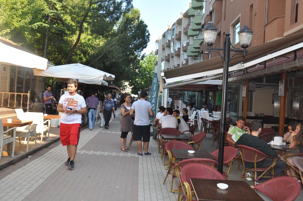 Biga\'da Yola Taşan Kafeteryalara Yıkım Şoku