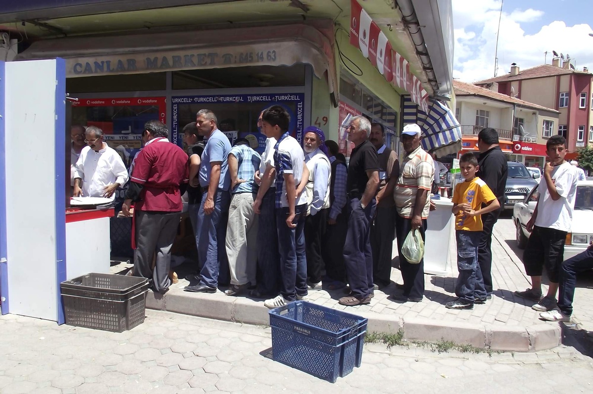 Boğazlıyan\'da Bedava Dürüm İçin Uzun Kuyruk Oluştu