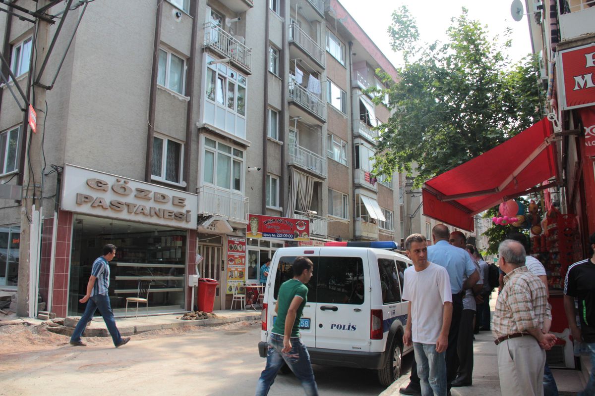 Ceset Sandılar, Kokmuş Et Çıktı