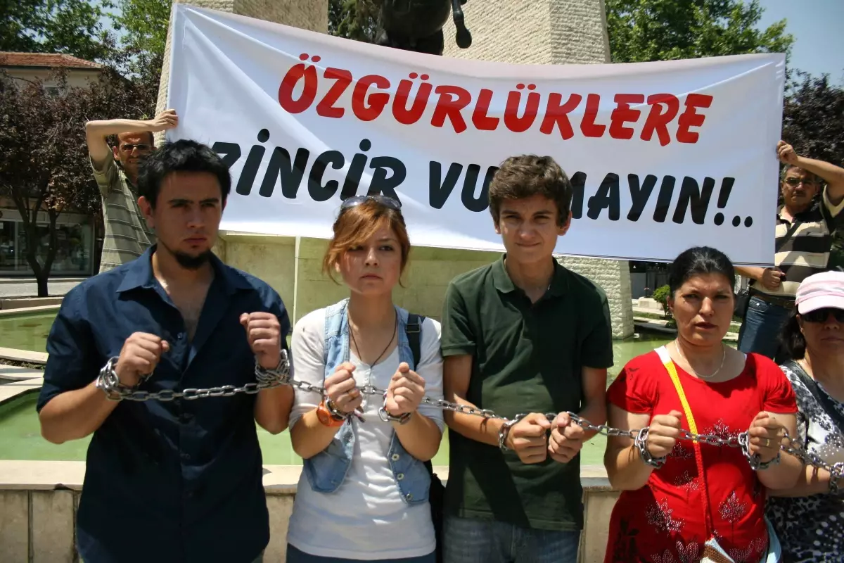 CHP'den Tutuklu Vekiller İçin Zincirli Protesto
