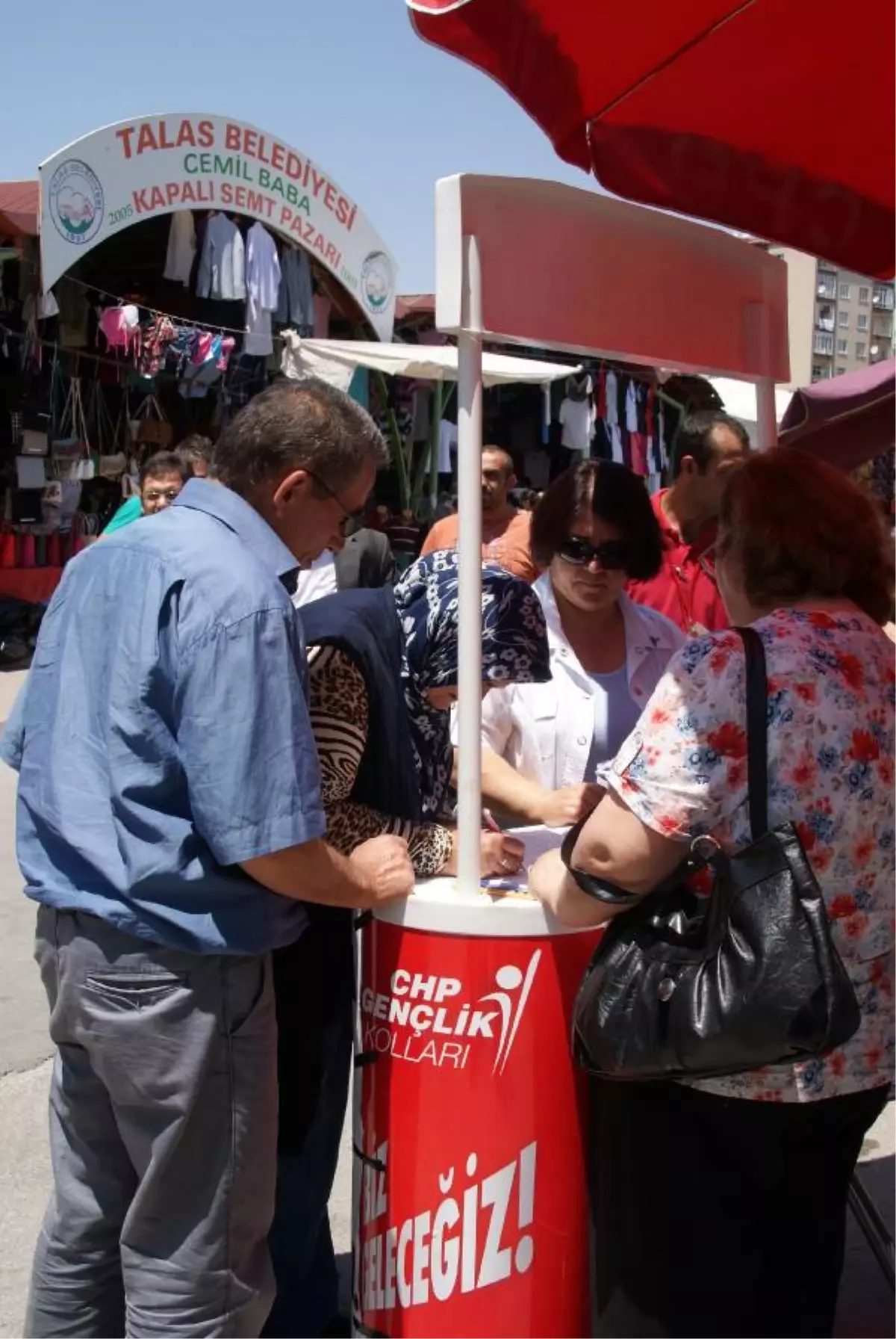 CHP\'liler Tutuklu Vekillere Destek İçin Pazarda Stant Kurdu