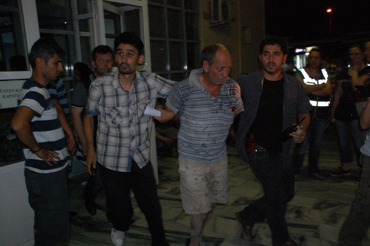 Didim\'de Alkol Kontrolünden Kaçmak İsteyen Sürücü Polise Çarptı