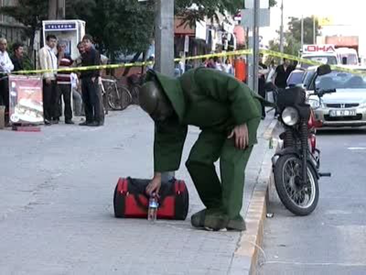 Durakta Çantasını Unutan Öğrenci Polisi Alarma Geçirdi
