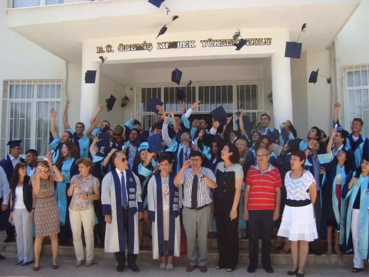 Ege Üniversitesi Ödemiş Myo\'da Mezuniyet Töreni
