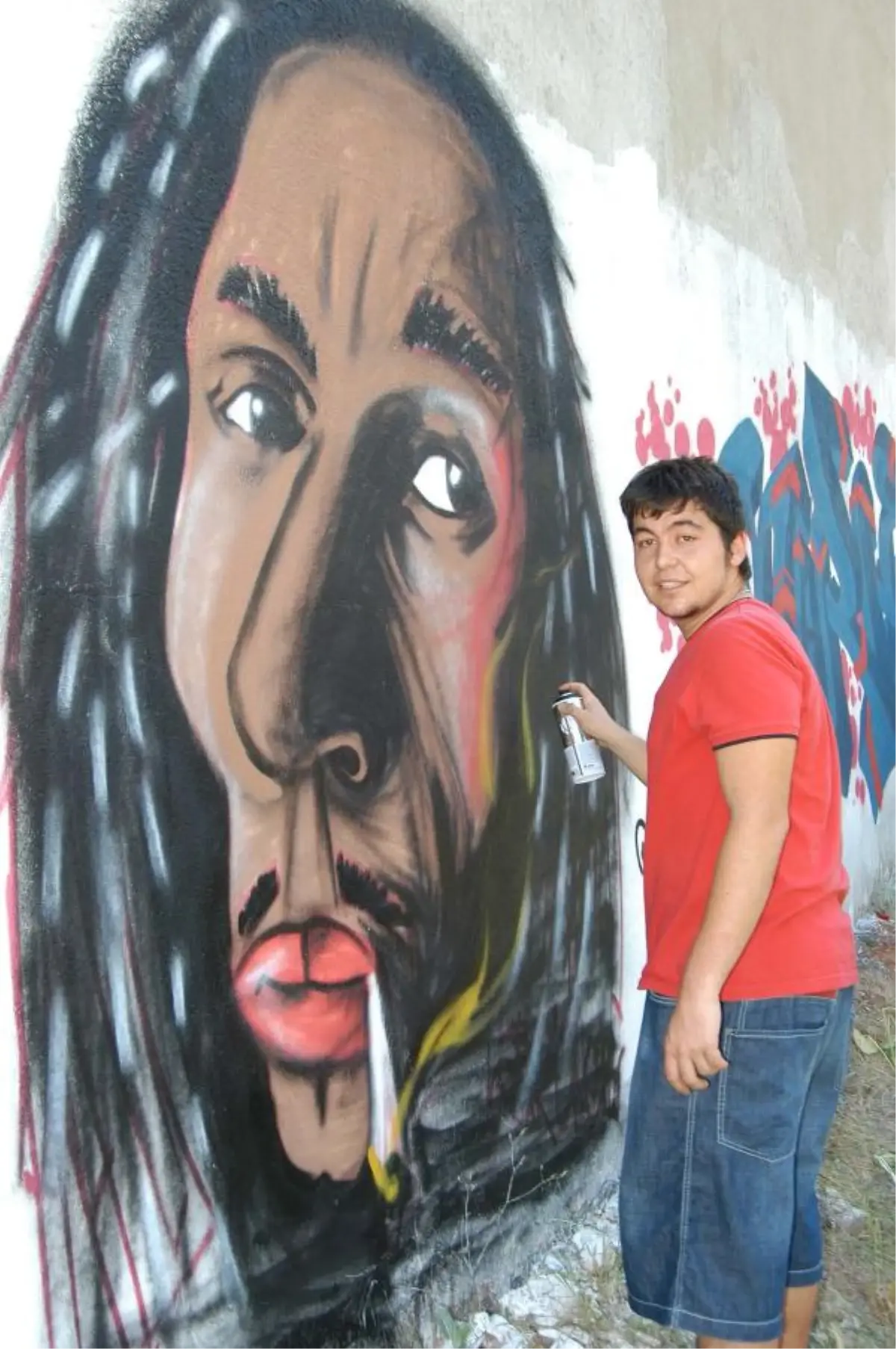 Grafitici Gençler, Duvarları Renklerle Buluşturmak İstiyor