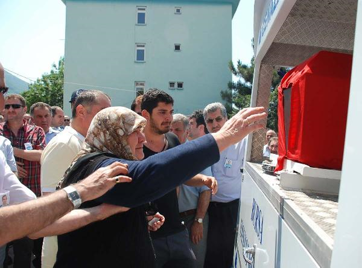 Halı Sahada Gece Maç Yapan Polis Memuru Ertesi Gün Evinde Ölü Bulundu (2)