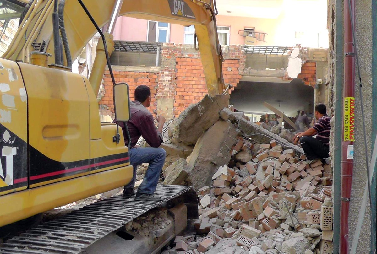 Kepçenin Yıktığı Duvarın Altında Kalmaktan Son Anda Kurtuldu