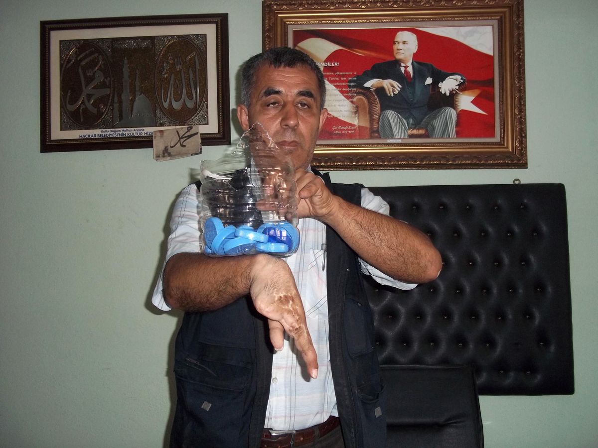 Kırıkkale\'de, Engeli Olan Gazeteci Engelliler İçin Mavi Kapak Topluyor