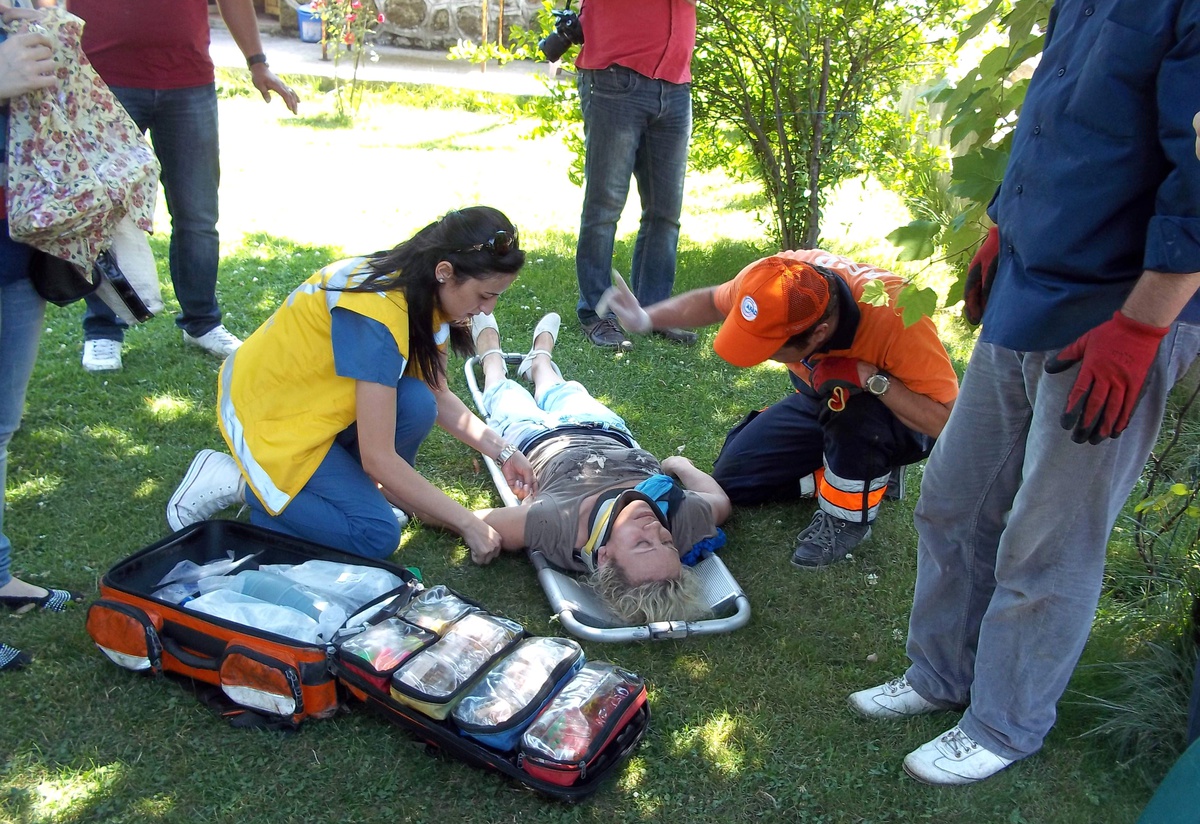 Köprüden Uçan Otomobil Su Boruları Arasına Sıkıştı: 1 Yaralı