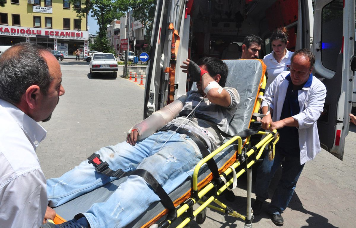 Makineye Kolunu Kaptıran Mobilyacıyı İtfaiye Kurtardı