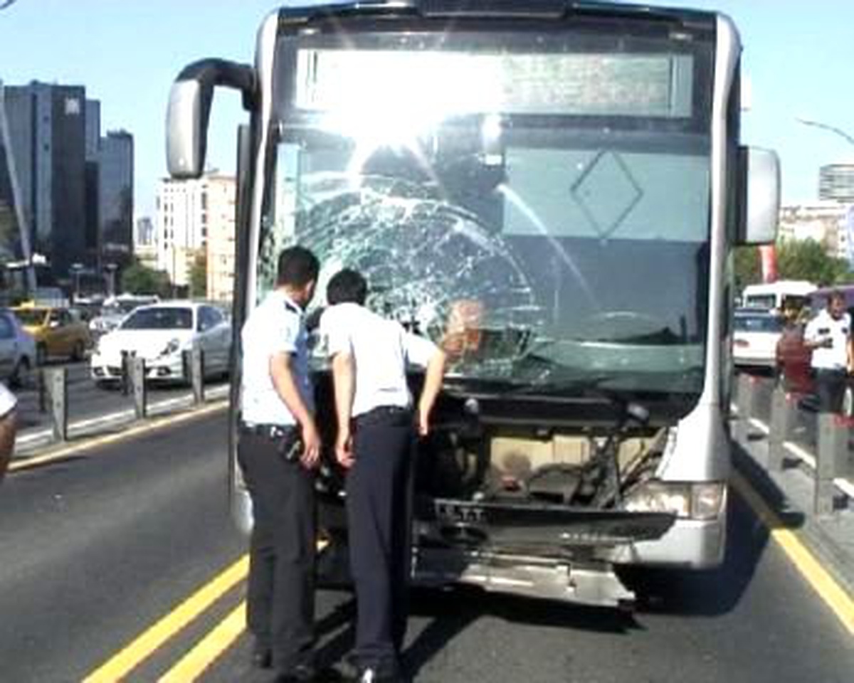 Metrobüs Yolunda Kaza: 15 Yaralı