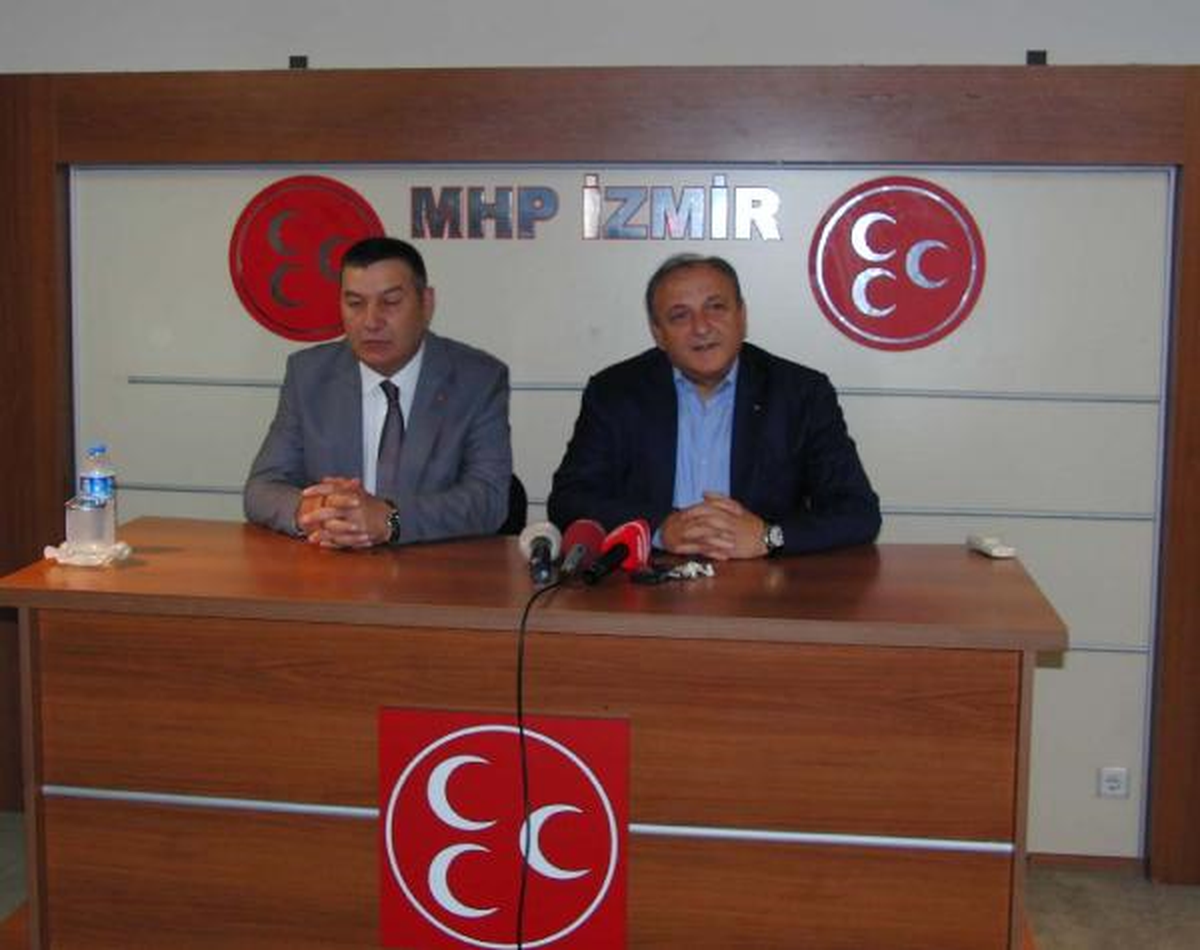 MHP\'li Vural\'dan Başbakan\'a Üç Hilalli Rozet