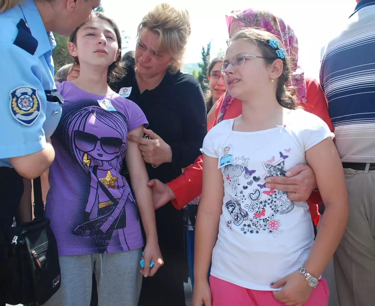 Sahada Kalp Krizi Geçiren Polisin Tabutuna Anneden Son Dokunuş