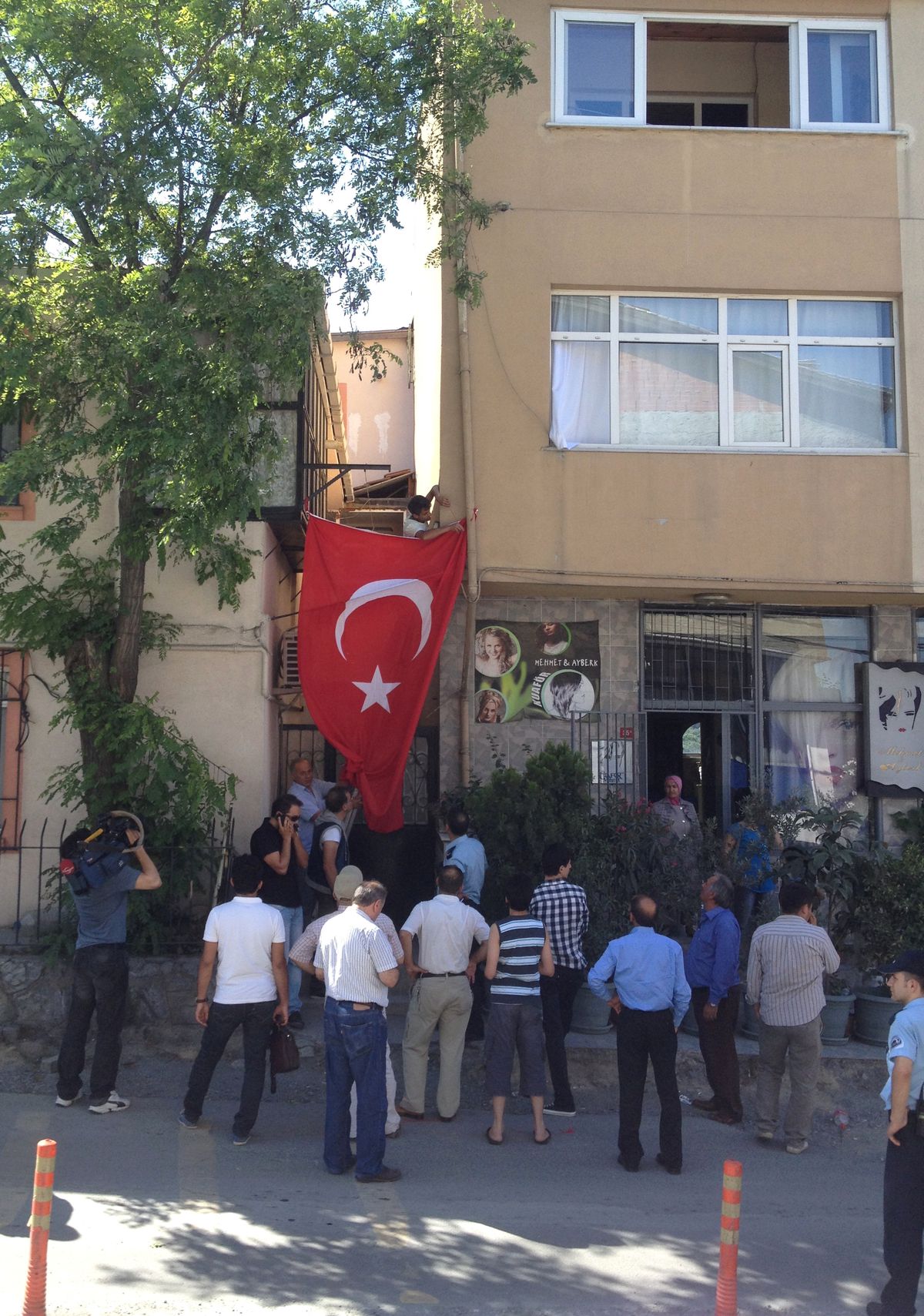 Şehit Polisin Evine Ateş Düştü