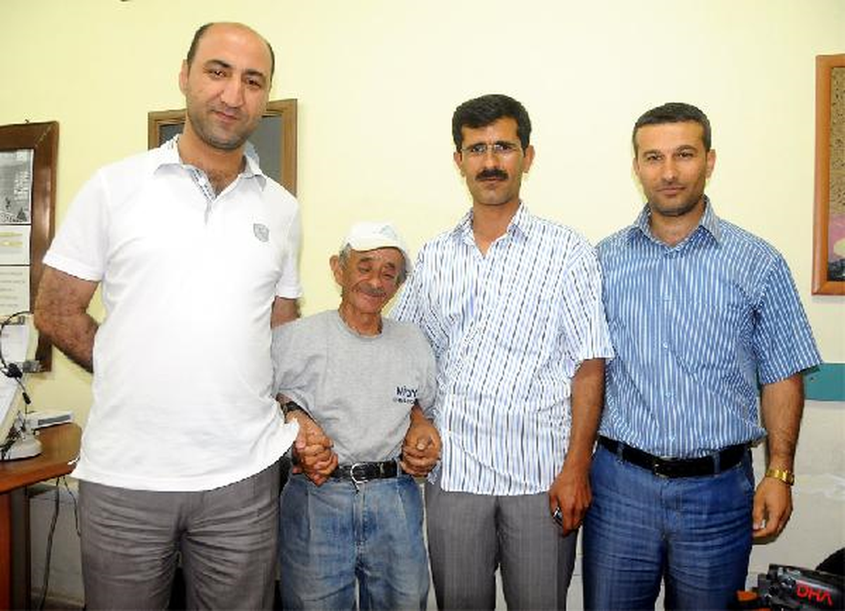 Temizlik İşçisi, Yolda Bulduğu 5 Bin Lirayı Sahibine Verdi, Bin Lira ile Ödüllendirildi