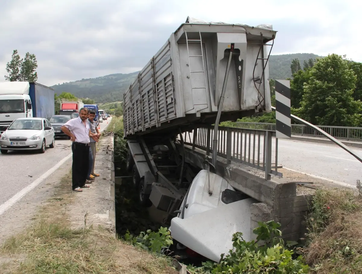 Tır İki Köprü Arasında Asılı Kaldı: 1 Yaralı