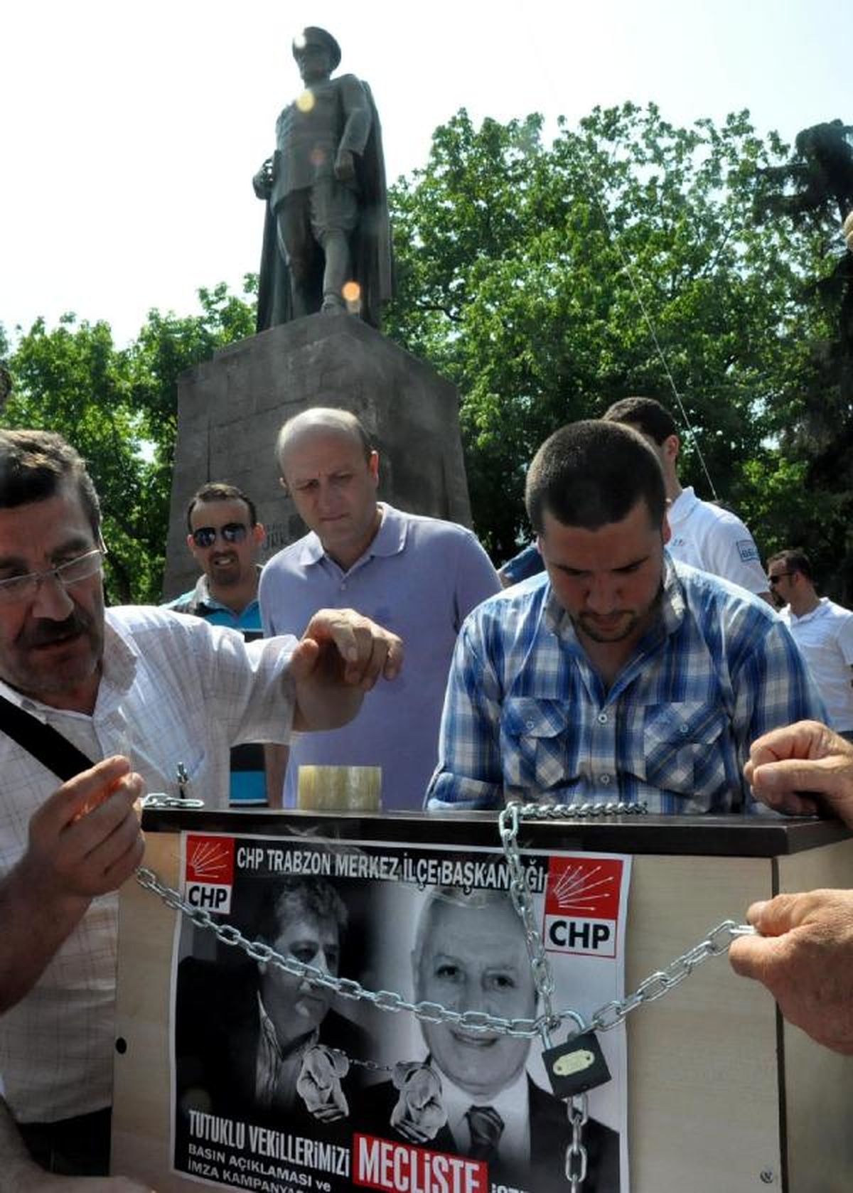 Trabzon\'da Tutuklu CHP\'li Vekiller İçin Eylem
