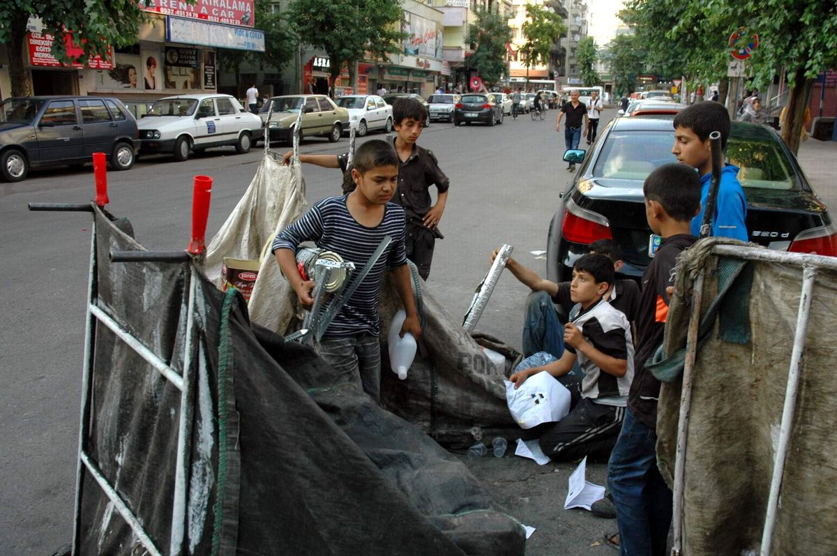 Yaşıtları Tatile Giderken Onlar Çöp Topluyorlar