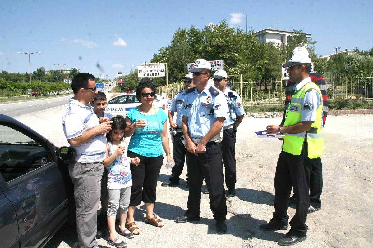 Yozgat\'ta Trafik Polislerinden Sürücülere Soğuk İçecek İkramı