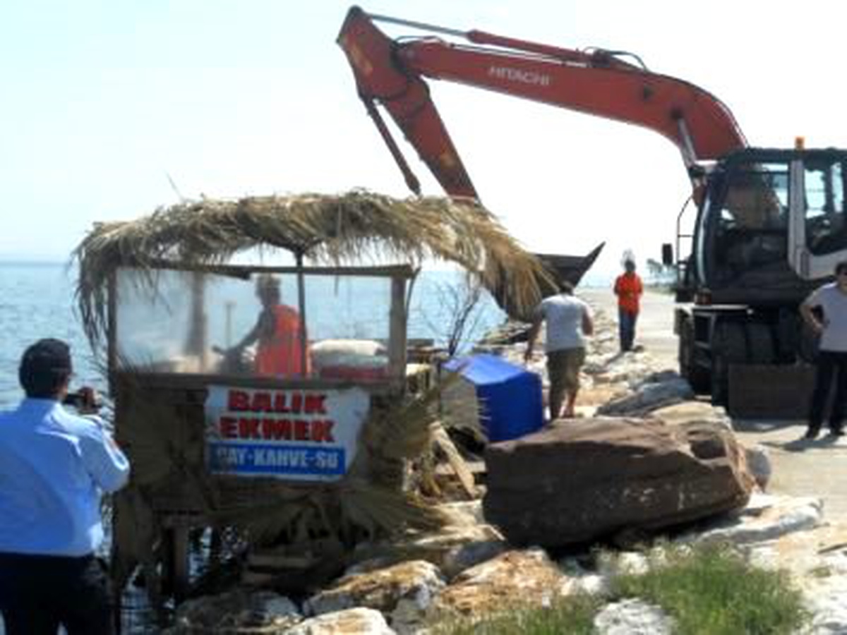Zabıtadan Balık Ekmek ve Kaçak Baz İstasyonu Operasyonu