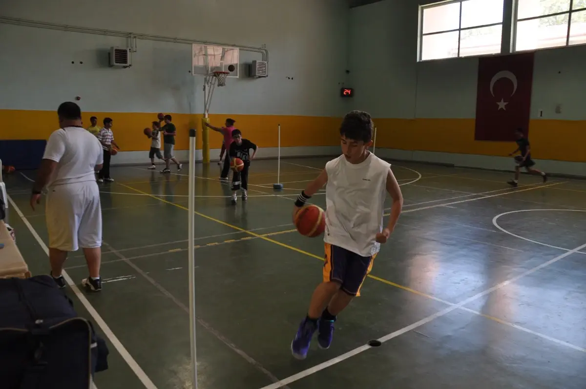 12 Dev Adam Basketbol Okulu Çalışmalarını Sürdürüyor