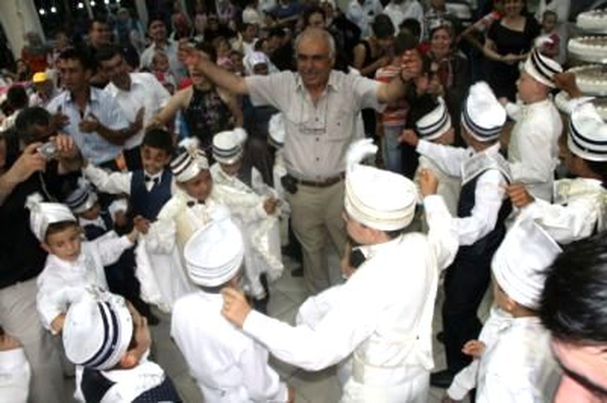 Akhisarlı Hayırsever İş Adamı 30 Çocuğu Sünnet Ettirdi