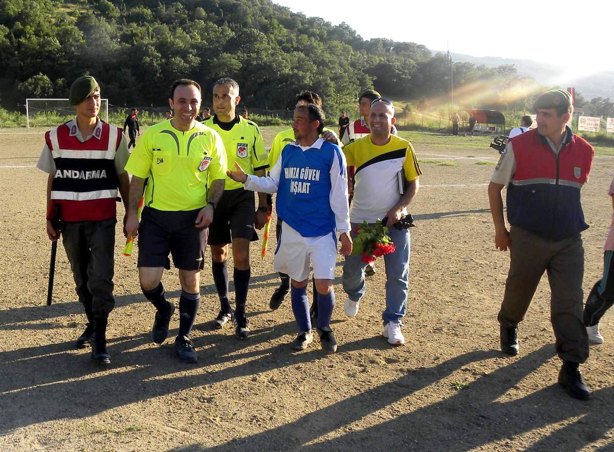 Amatör Lig Maçında Kaleci Hakeme Saldırdı