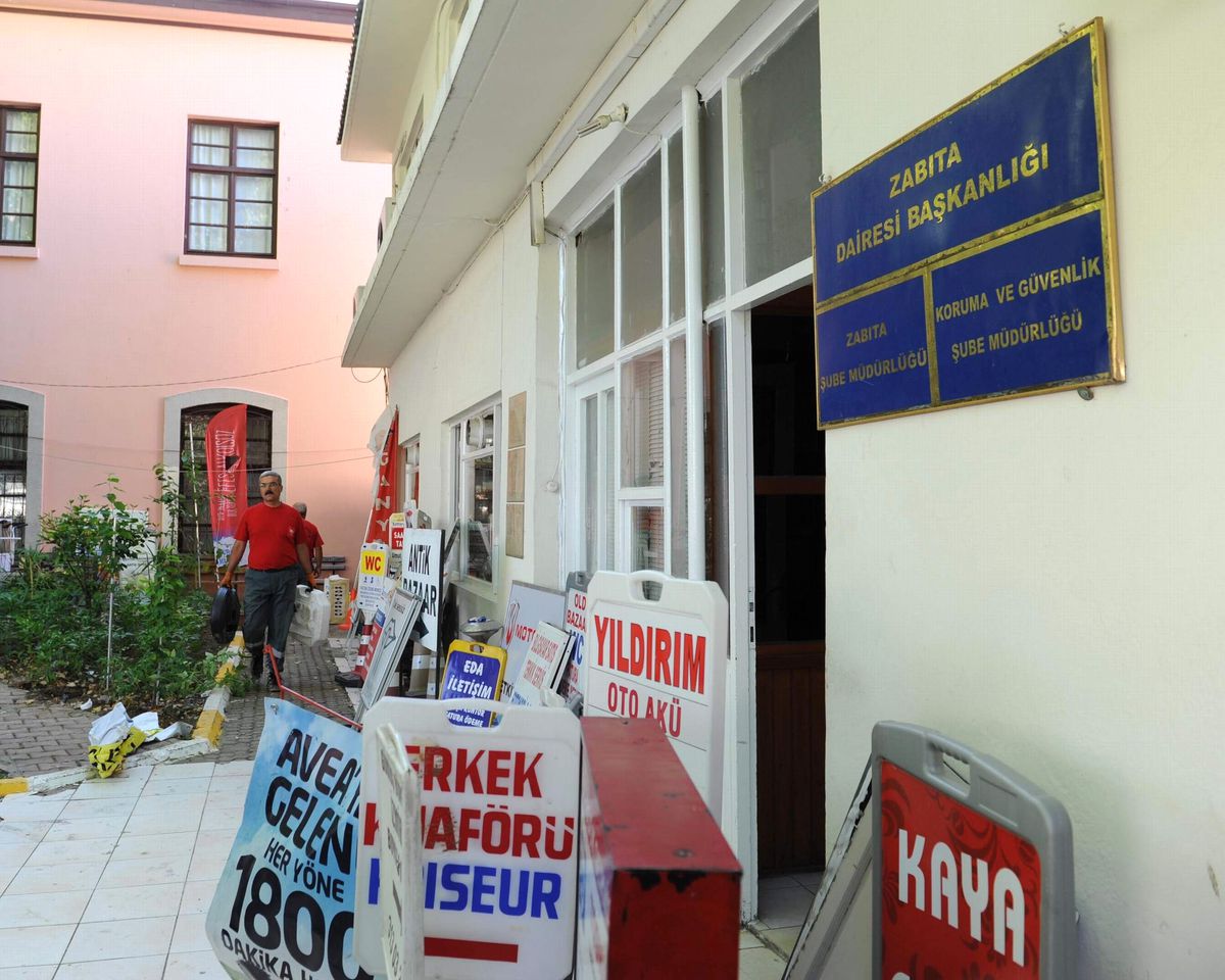 Antalya\'da Kaldırımlardaki Levha ve Tabelalar Kaldırılıyor