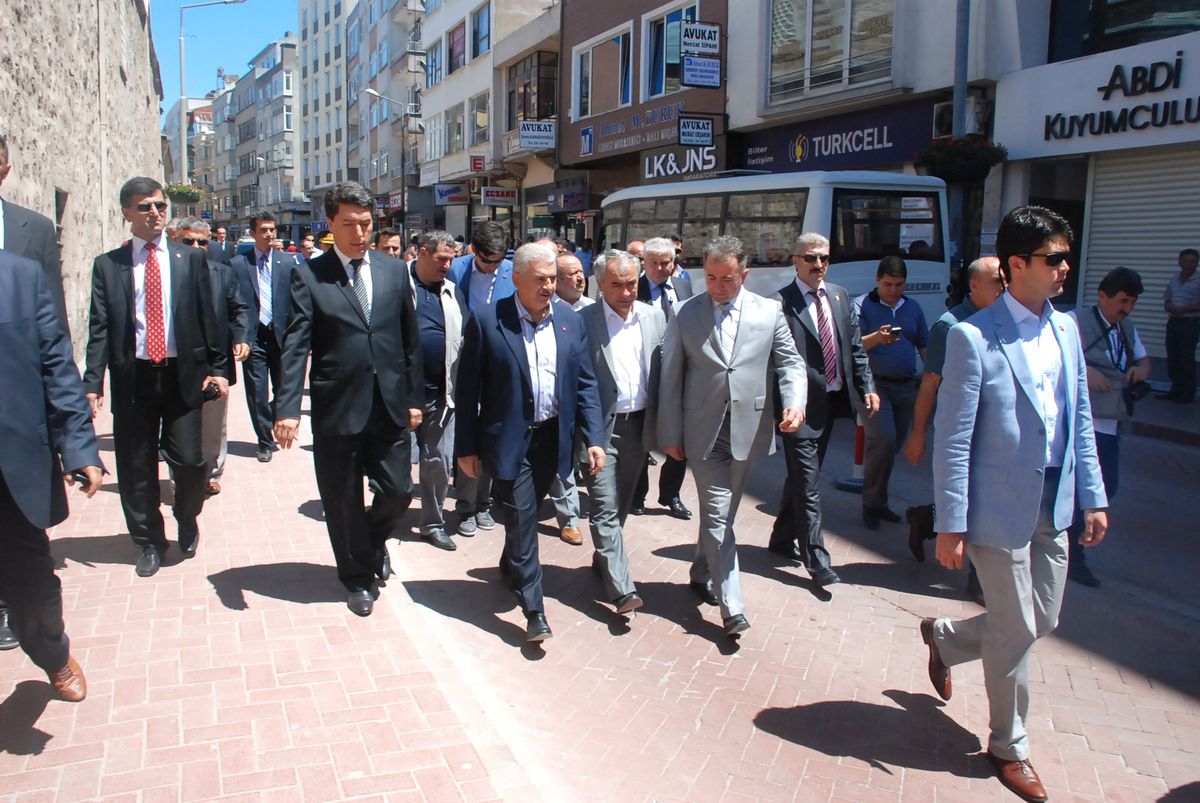 Bakan Yıldırım\'a Parti Binasında Döviz Sürprizi