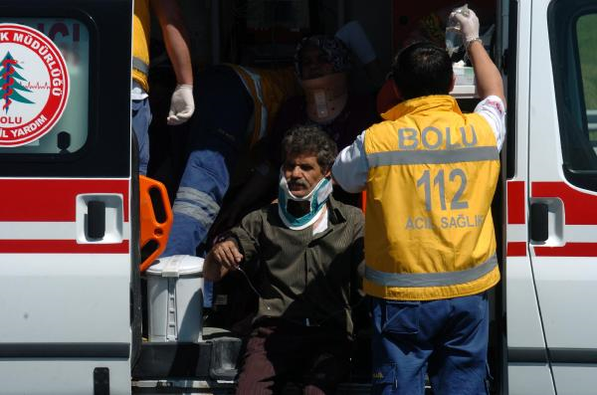 Bariyere Çarpan Araçtaki 11 Kişi Yaralandı
