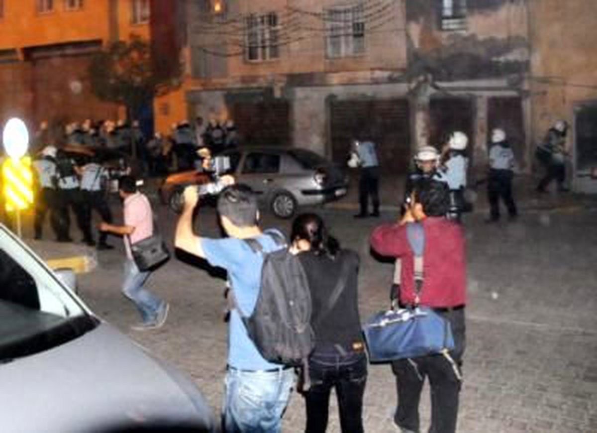 BDP\'li Ayhan\'ın da Bulunduğu Şanlıurfa E Tipi Cezaevi\'nde İsyan.15 Yaralı, Ölenler Var (Ek...