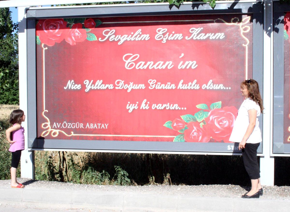 Bıllboardlu Doğum Günü Kutlaması