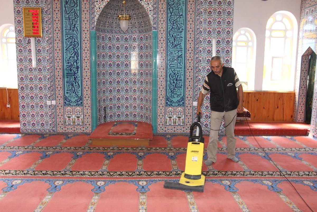Çayırova\'da Camiler Temizleniyor