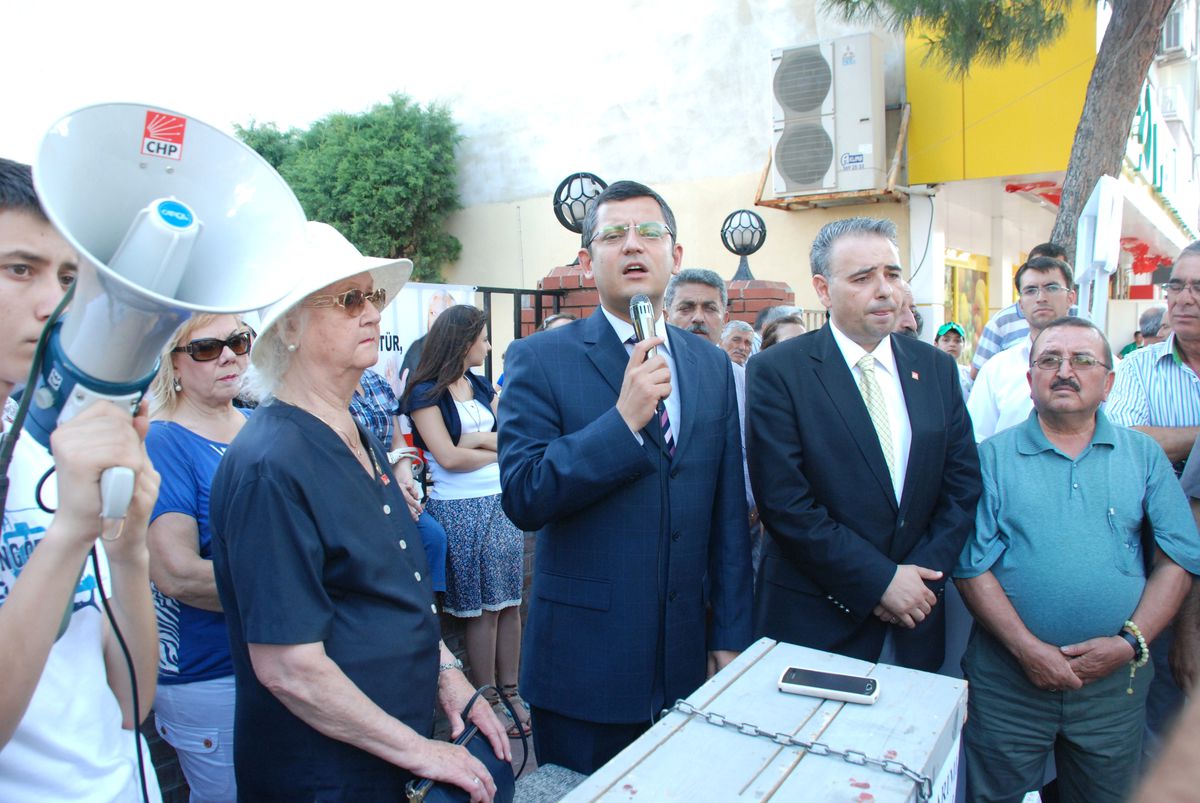 CHP Akhisar'da İki Günde Bin 200 İmza'ya Ulaştı