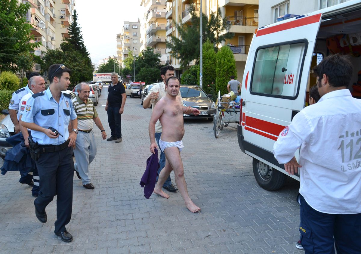 Çıplak Adam İzmir Sokaklarında