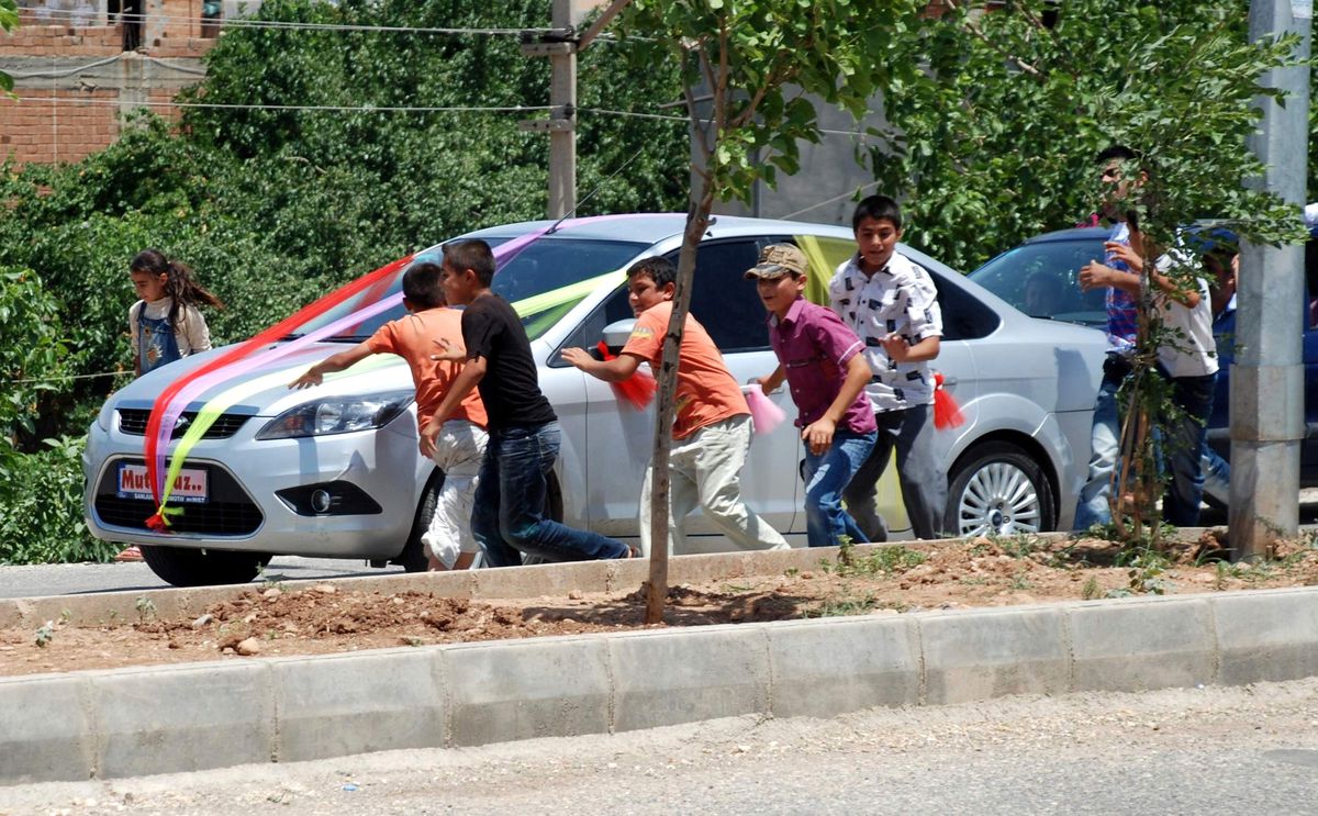 Çocuklar Para Almak İçin Gelin Arabalarının Önüne Çıkıyor