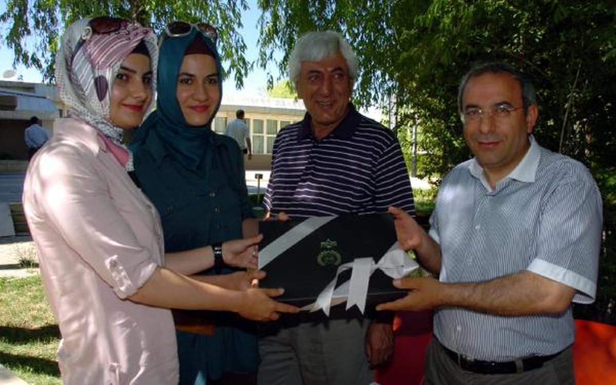 Depremzede Üniversiteliler, Rektörü \'Yılın Babası\' Seçti