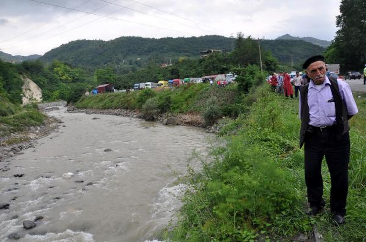 Dereye Düşen Otomobilin Alkollü Sürücüsü, Yeniden Suya Atlayıp Aracını Aradı