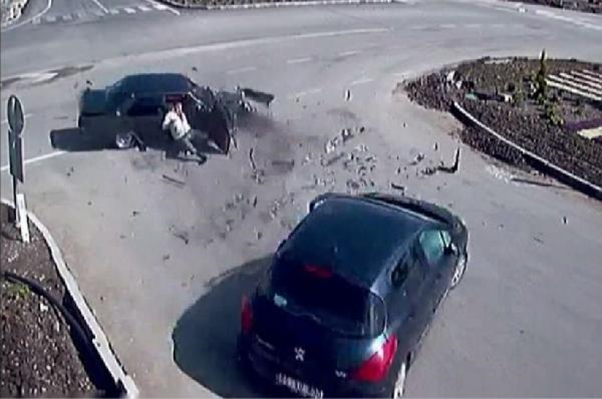 Emniyet Kemeri Takmayınca Otomobilden Fırladı