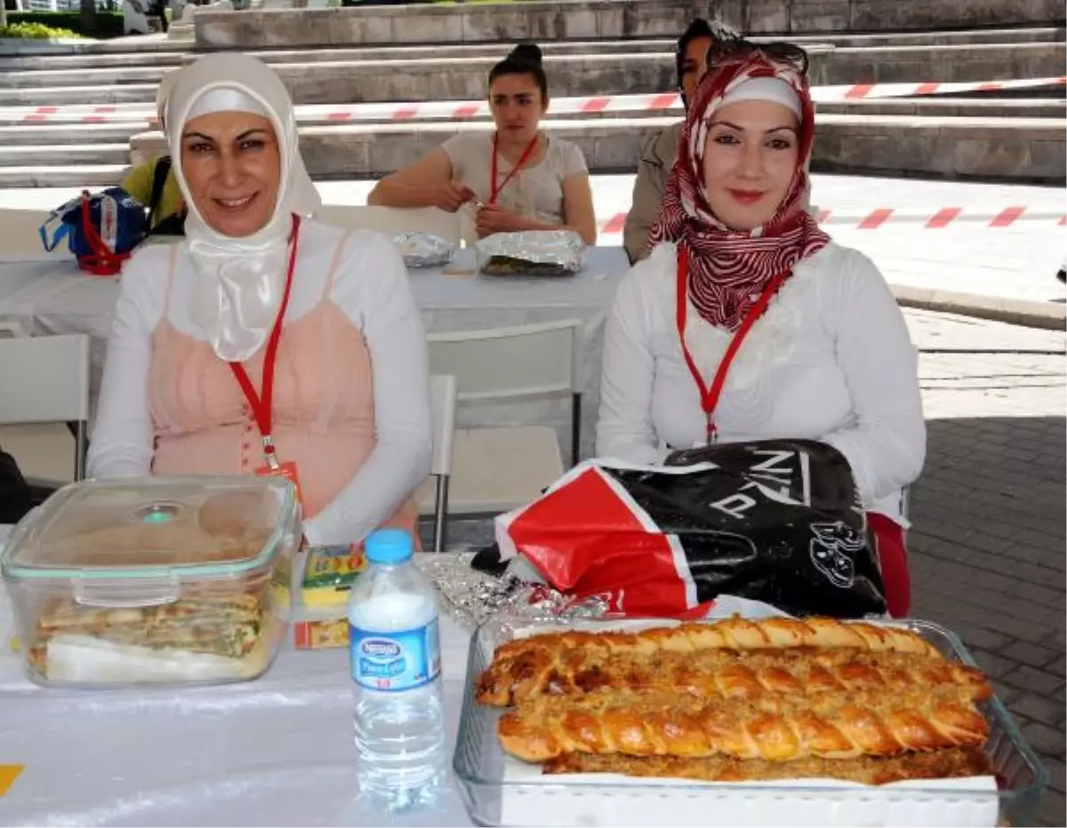 Ev Kadınlarının Yemek Yarışmasına 2 de Erkek Katıldı