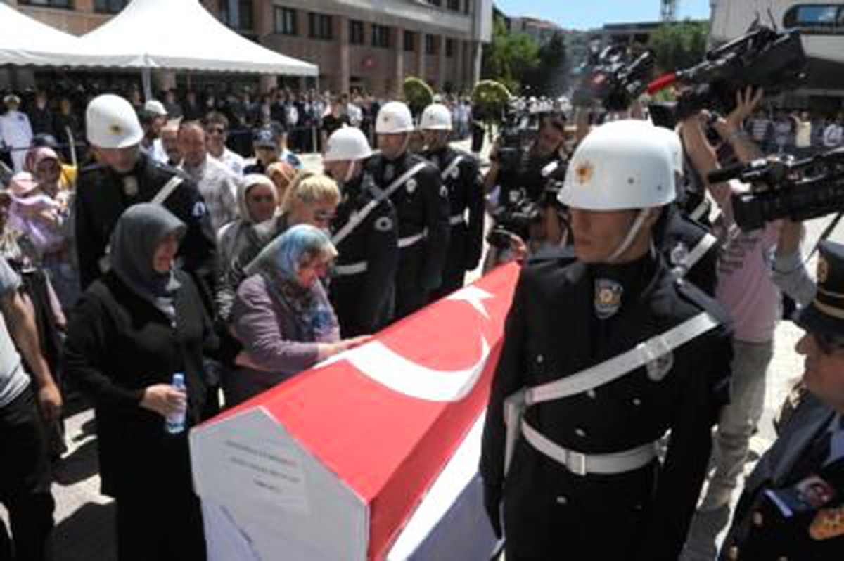 Gaziosmanpaşa\'da Polise Düzenlenen Silahlı Saldırı