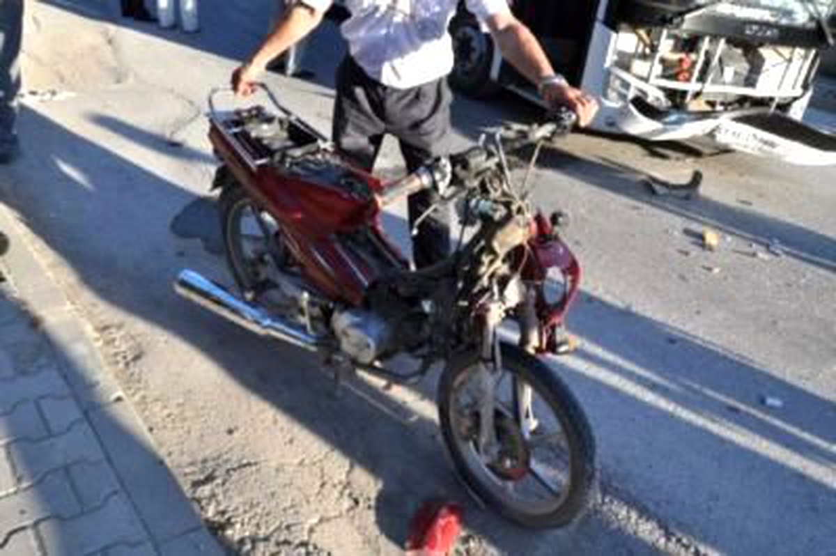 Halk Otobüsü ile Motosiklet Çarpıştı: 2 Yaralı