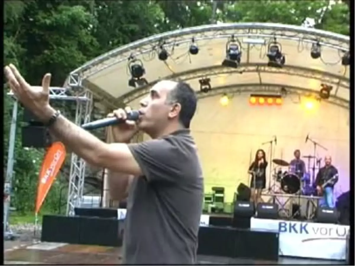 Haluk Levent Almanya\'da Yağmur Altında Konser Verdı