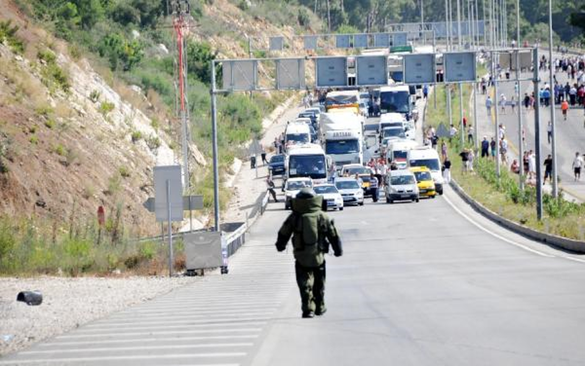 Karayolu Kenarına Atılan Hurda Lpg Deposu Trafiği Felç Etti