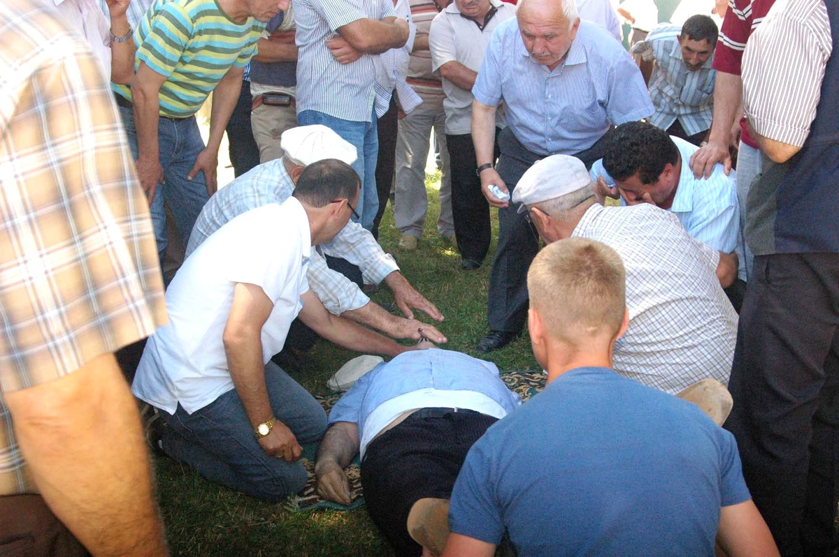 Kız Kardeşinin Cenaze Töreninde Kalp Krizi Geçirdi