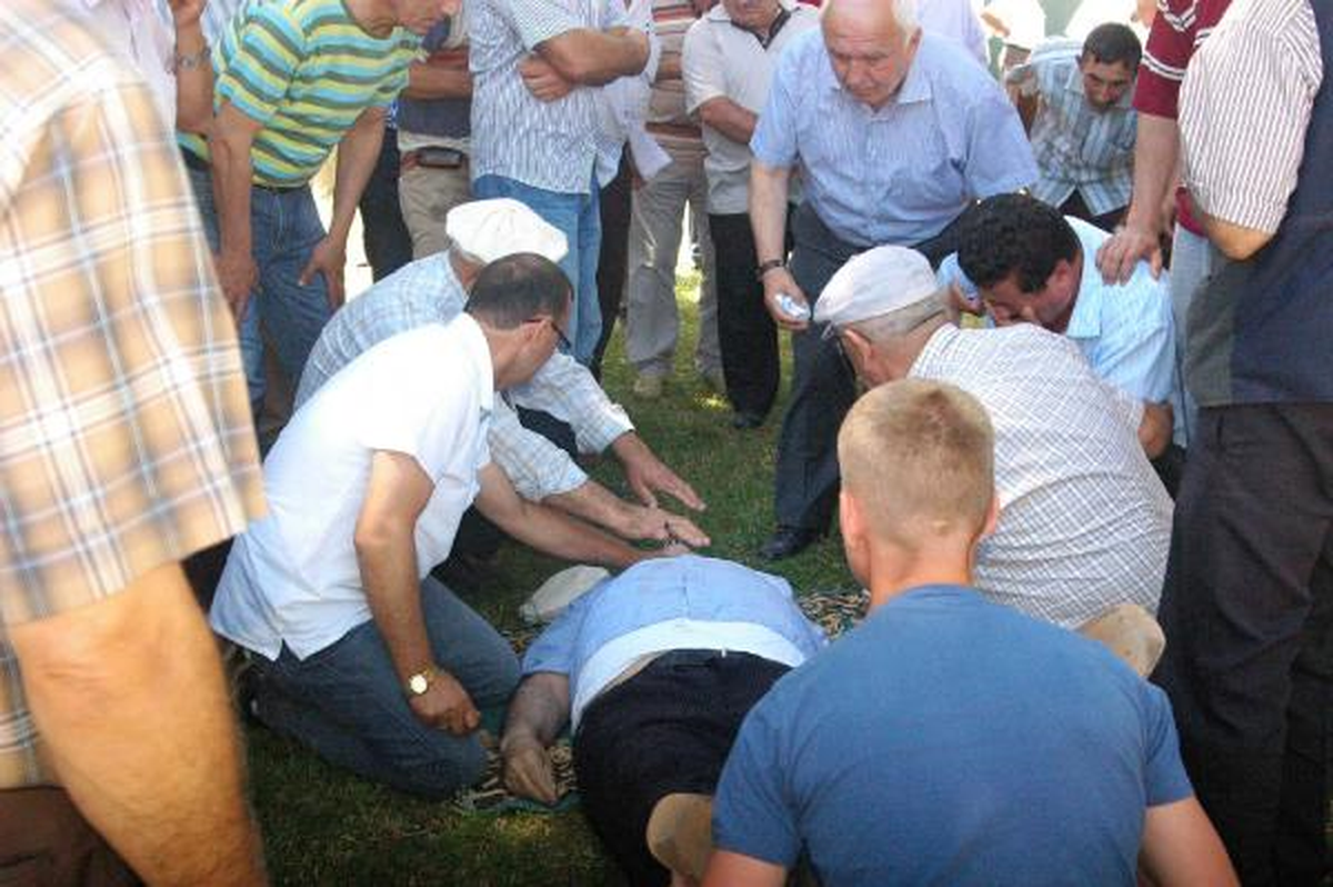 Kızkardeşinin Cenazesinde Kalp Krizi Geçirip Öldü