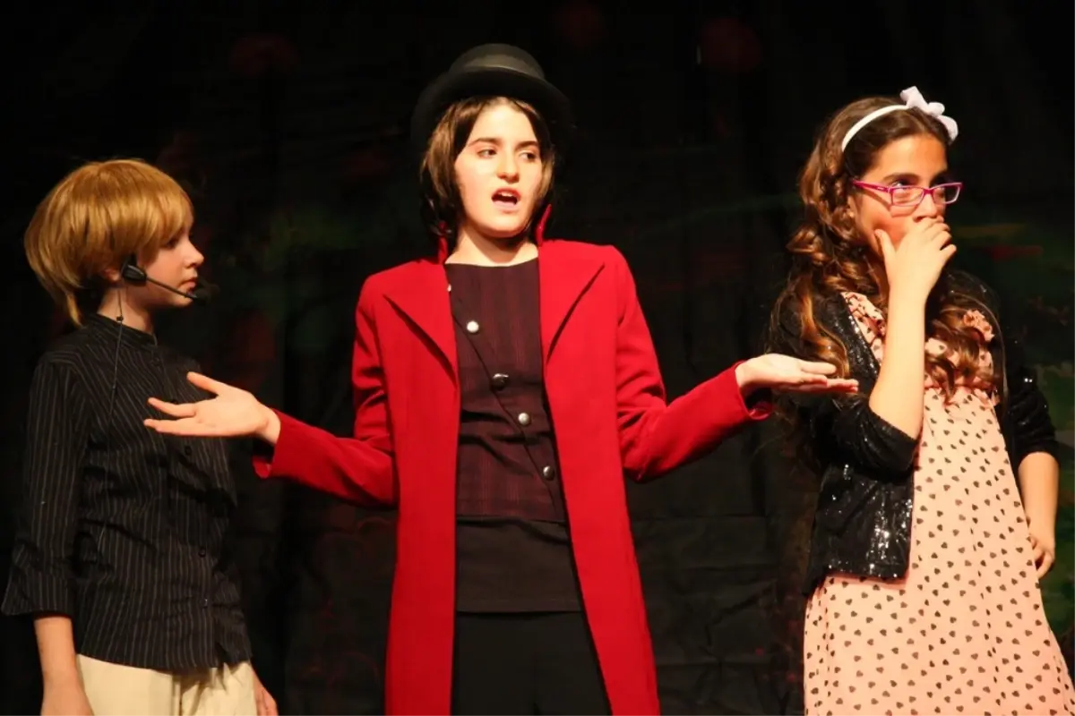 Küçük Sanatçılar Charlıe\'nın Çıkolata Fabrıkası\' Adlı Oyunda Sahne Aldılar