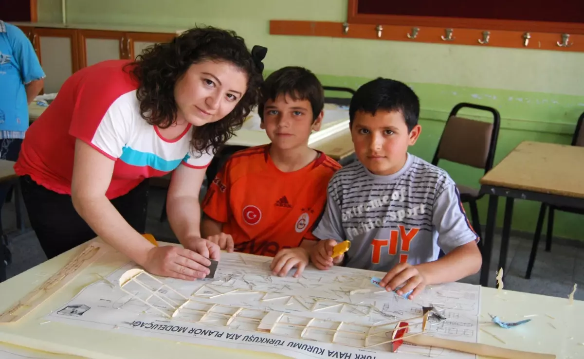 Kula\'da Model Uçak Kursu Veriliyor