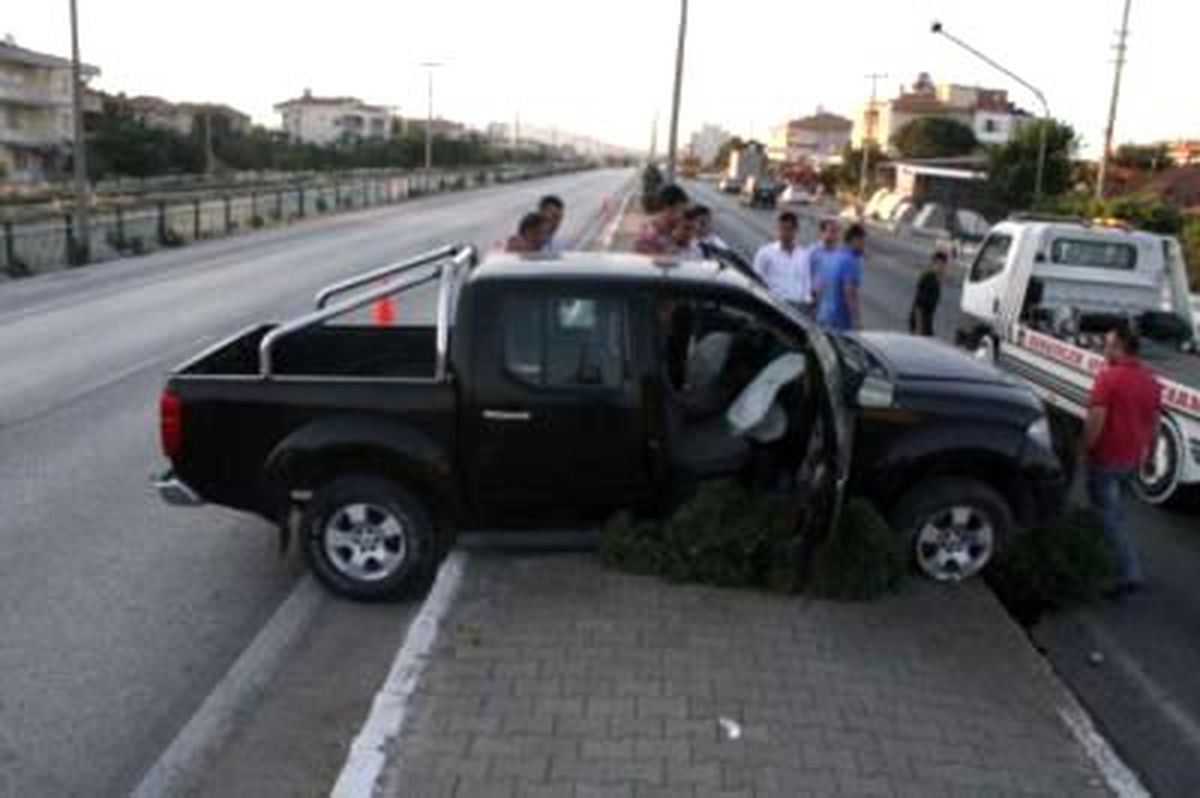 Orta Refuja Çarpan Cipteki 4 Kişi Yaralandı