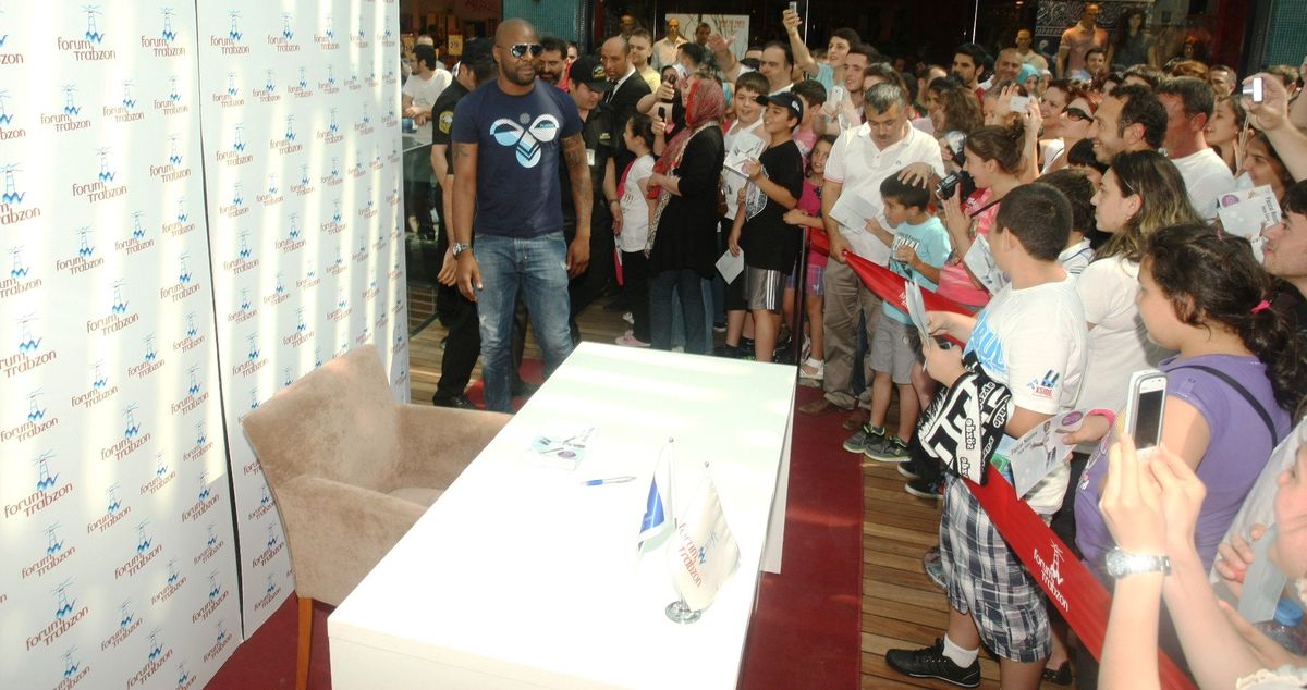 Pascal Nouma Forum Trabzon\'da Hayranlarına İmza Dağıttı